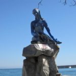Statua della Sirenetta posta sul lungo mare di Gardini Naxos Statua della Sirenetta posta sul lungo mare di Gardini Naxos