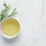 Olio al rosmarino. Immagine di jcomp da freepik.