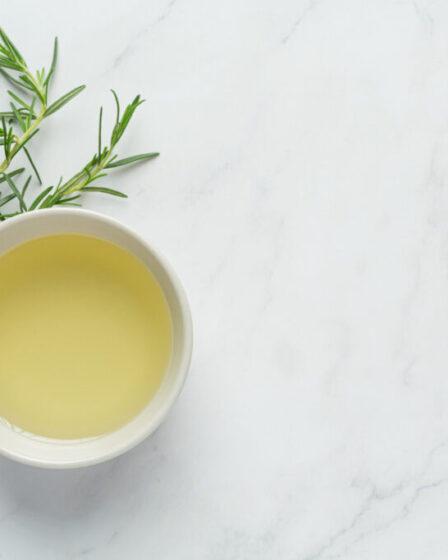 Olio al rosmarino. Immagine di jcomp da freepik.