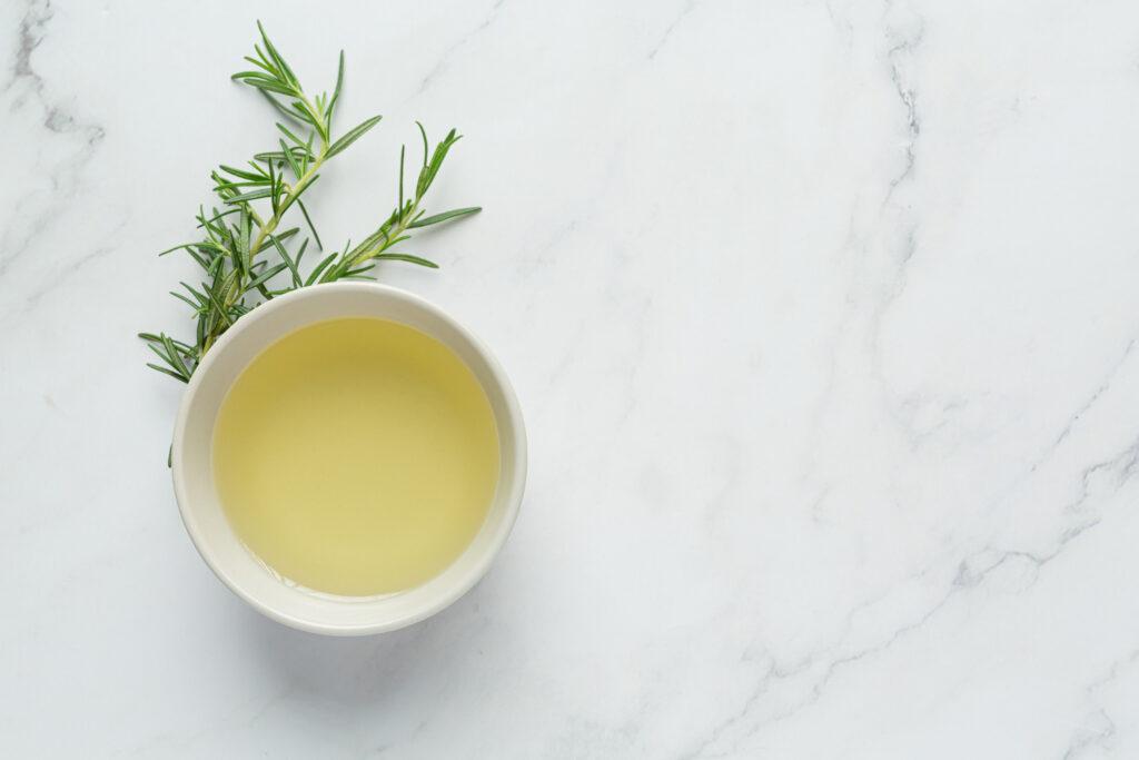 Olio al rosmarino. Immagine di jcomp da freepik.