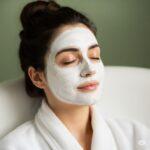 Maschera purificante per pelli normali all'argilla bianca. Immagine generata da Google Gemini.