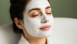 Maschera purificante per pelli normali all'argilla bianca. Immagine generata da Google Gemini.
