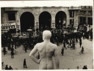La punzonatura in Piazza Vittoria, sotto lo "sguardo" del Bigio Mille Miglia
