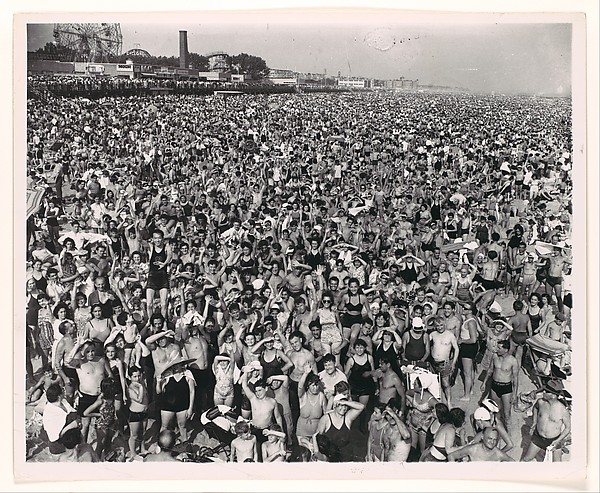 Estate - ©Weegee, Afternoon crowd at Coney Island, Brooklyn, 1940.