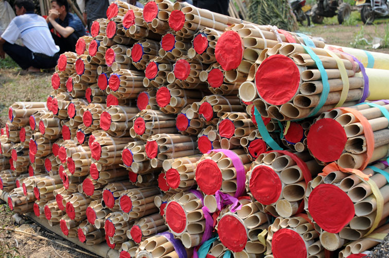 Lancio dei razzi nella festa del Songkran
