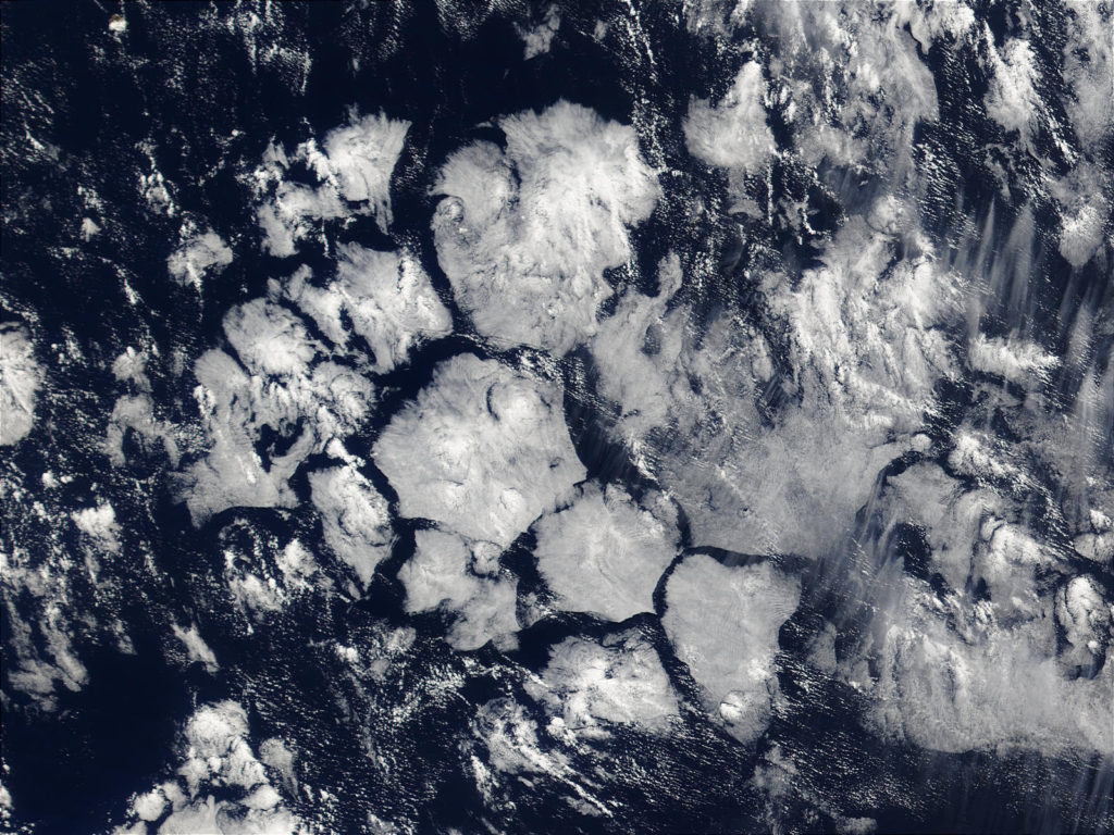 Nubi esagonali - foto NASA - Triangolo delle Bermuda