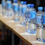 Bottigliette di acqua minerale. Foto di PublicDomainPictures da Pixabay