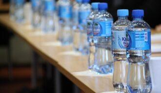 Bottigliette di acqua minerale. Foto di PublicDomainPictures da Pixabay