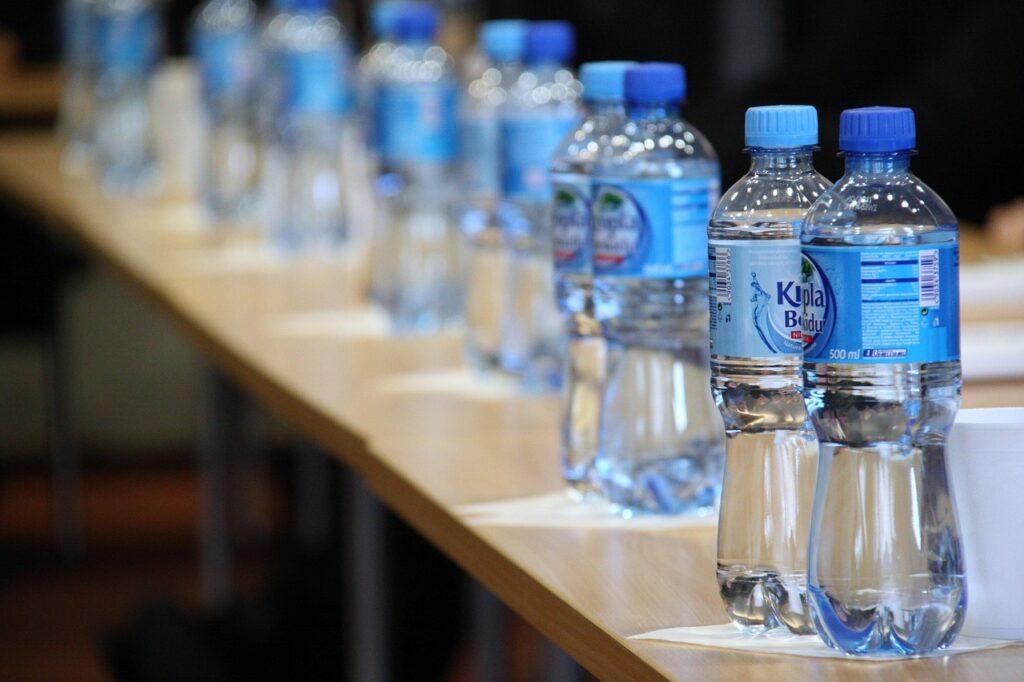 Bottigliette di acqua minerale. Foto di PublicDomainPictures da Pixabay