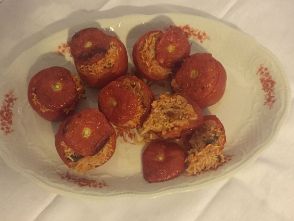 Rosso - Piatto di pomodori rossi ripieni di riso
