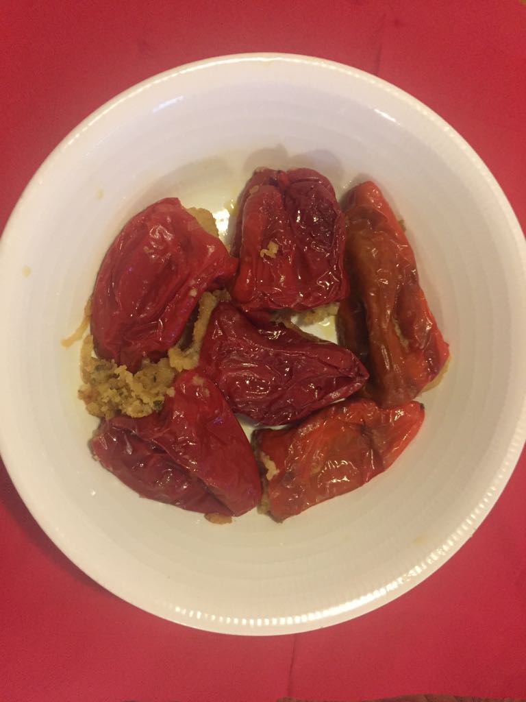 Ricette con gli ortaggi rossi - Piatto di peperoni rossi dolci ripieni