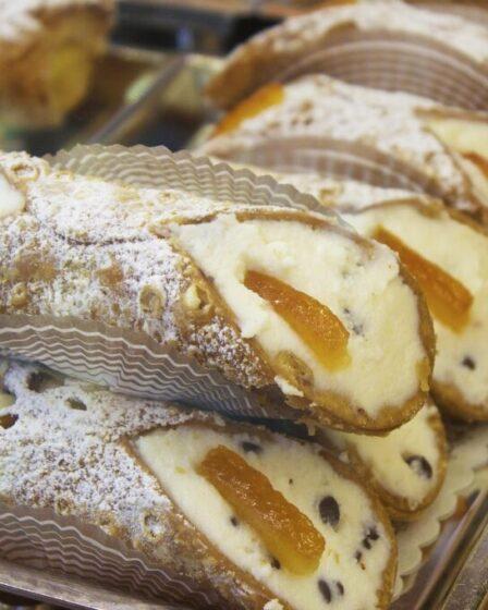Cucina siciliana: i cannoli. Foto di Tesa Robbins da Pixabay.