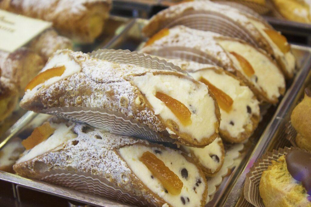 Cucina siciliana: i cannoli. Foto di Tesa Robbins da Pixabay.