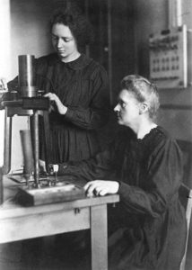 Marie Curie alla guida di un'unità mobile di radiologia nel 1917 Foto d'epoca Marie ed Irene Curie in laboratorio