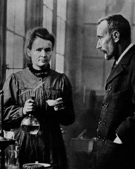 Marie Curie insieme al marito Pierre. IMmagine di pubblico dominio