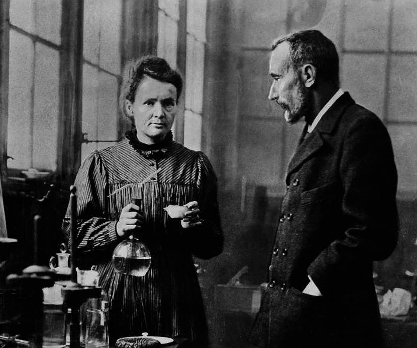 Marie Curie insieme al marito Pierre. IMmagine di pubblico dominio