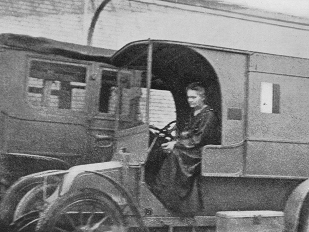 Foto d'epoca Marie Curie alla guida di un'unità mobile di radiologia nel 1917