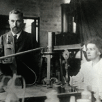 Marie Curie e il marito in laboratorio