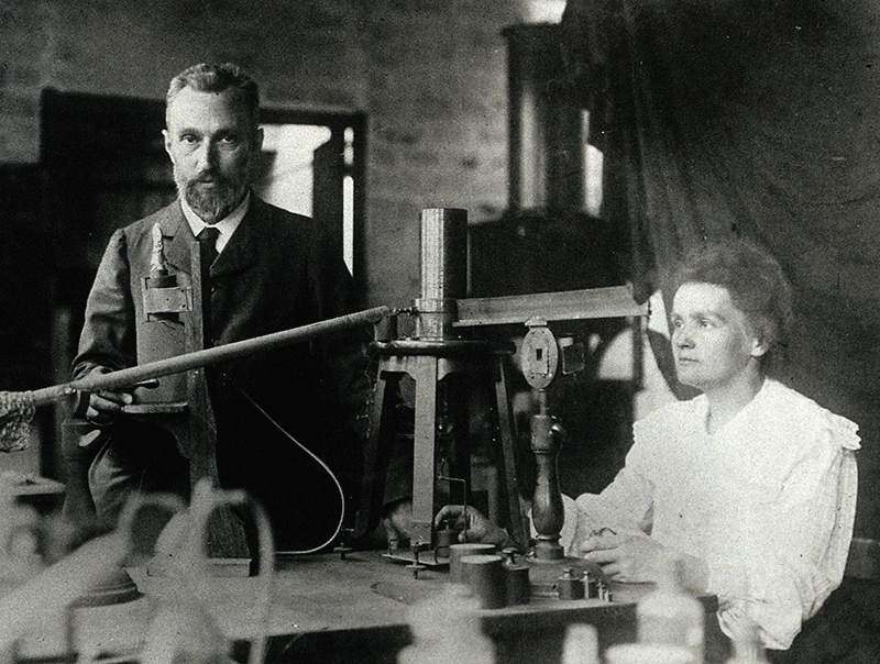 Marie Curie e il marito in laboratorio