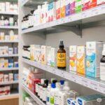 Spray alla propoli in farmacia. Immagine generata da Google Gemini.