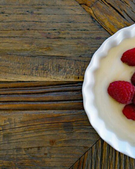 Yogurt bianco con frutta fresca.