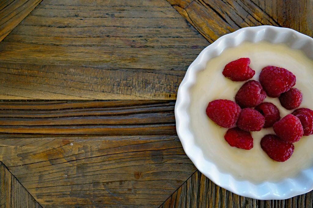 Yogurt bianco con frutta fresca.