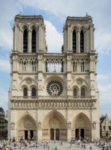 ALT="Notre-Dame de Paris - la facciata con i tre portali"