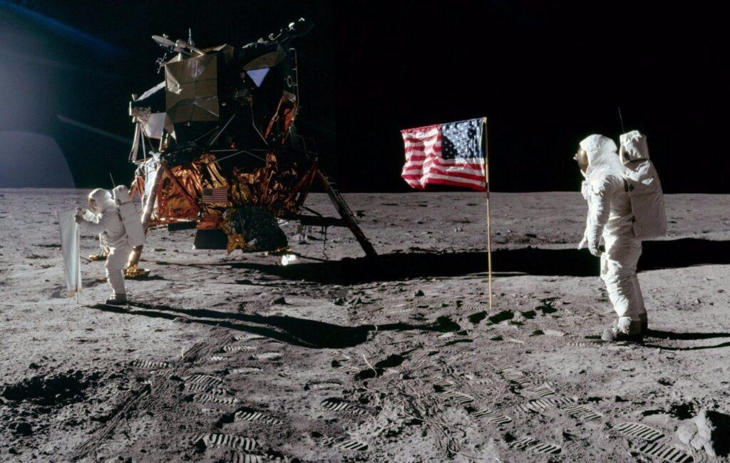 Allunaggio, storia e curiosità. Nella foto, Neil Armstrong e Buzz Aldrin sulla luna,.