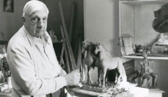 Giorgio De Chirico nel suo laboratorio.