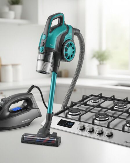Cucina, aspirapolvere e ferro da stiro. Immagine generata da Google Gemini.