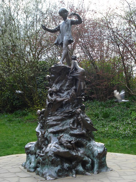 Omaggi artistici alla letteratura: statua di Peter Pan ai Kensington Garden di Londra.