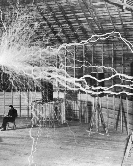 Nikola Tesla. Foto via Wikimedia Commons.