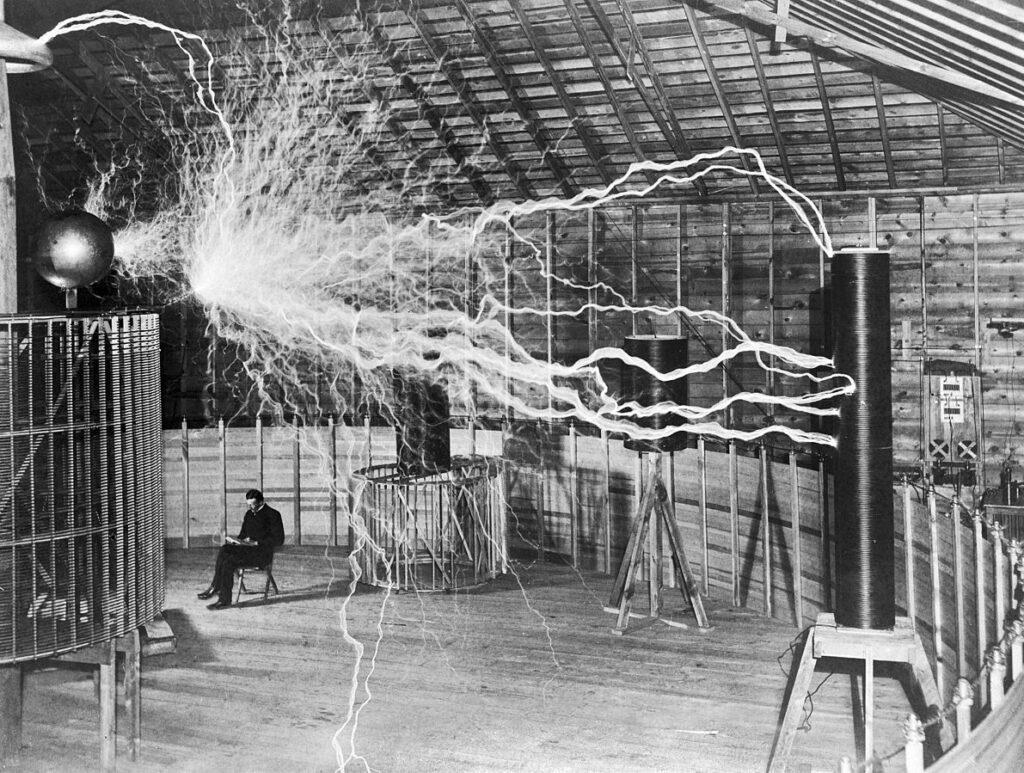 Nikola Tesla. Foto via Wikimedia Commons.