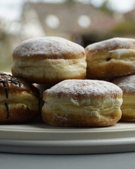 Krapfen e altri dolci di Carnevale. Foto di beauty_of_nature da Pixabay.