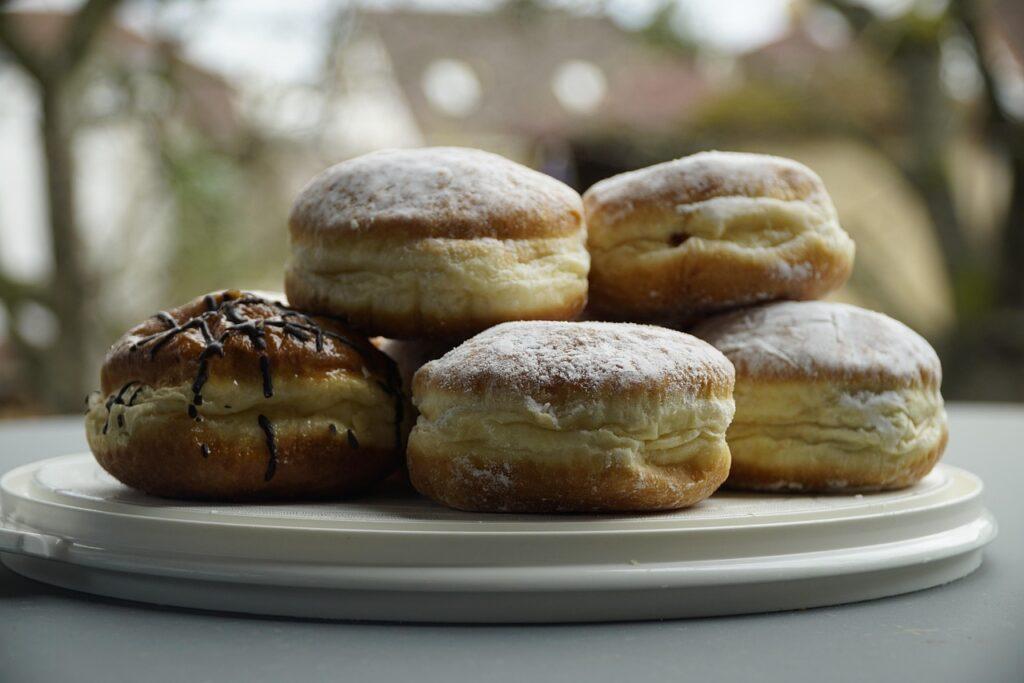Krapfen e altri dolci di Carnevale. Foto di beauty_of_nature da Pixabay.