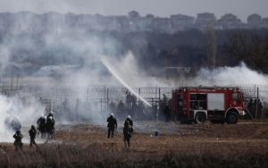 Erdogan apre le frontiere: polizia greca usa gas lacrimogeni su migranti