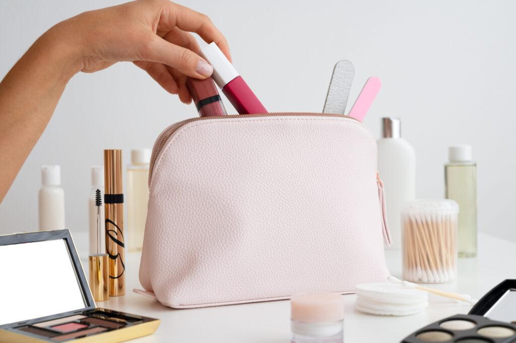 Prodotti makeup immancabili nel beauty case.