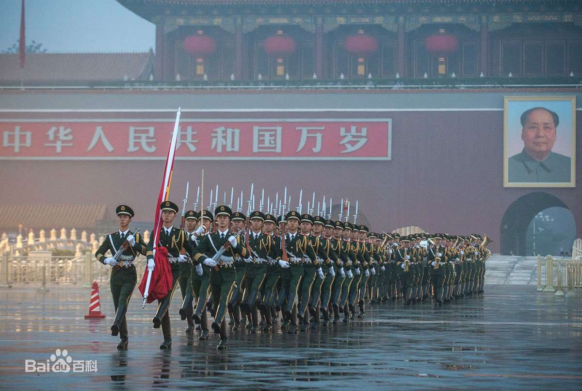 Cerimonia dell'alzabandiera nel corso della festa nazionale cinese del 2013
