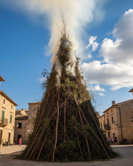 Norfieddu, simbolo del Carnevale Iglesiente. Immagine generata da Google Gemini.