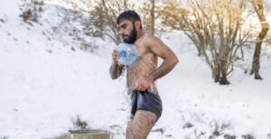 Migrante rotta balcanica costretto a lavarsi fuori con la neve