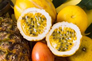 Maracujà, frutto della passione giallo.
