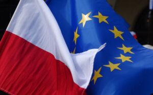 Polexit - Bandiera UE e Bandiera Polonia