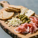 Tagliere di formaggi e salumi sardi.