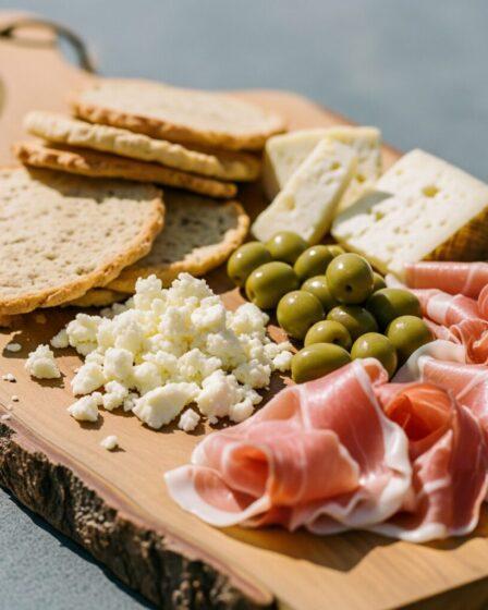 Tagliere di formaggi e salumi sardi.