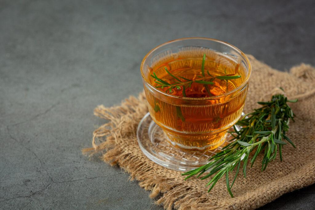 Infuso al rosmarino fai da te. Immagine di jcomp su freepik.