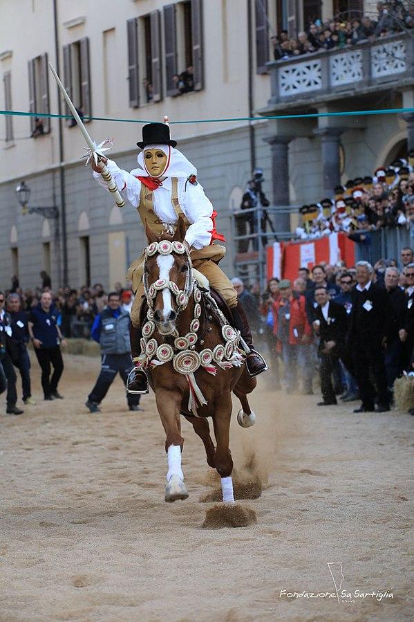 Sartiglia: corsa alla stella. Foto di Sa Sartiglia via Wikimedia Commons.