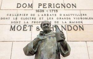 Dom Pérignon è considerato il padre dello Champagna, tra i vini nati per caso