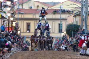 Pariglie della Sartiglia: la formazione a piramide. Immagine di pubblico dominio via Wikimedia Commons.