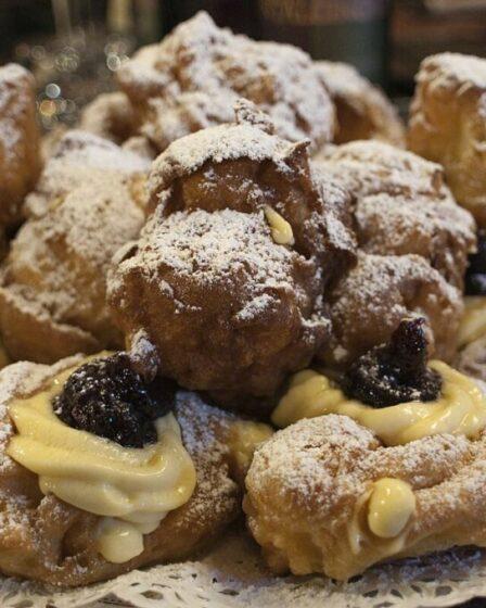 Zeppole di San Giuseppe via Wikimedia Commons.