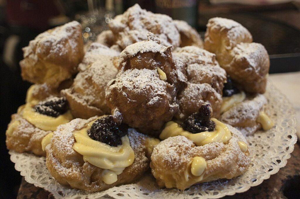 Zeppole di San Giuseppe via Wikimedia Commons.